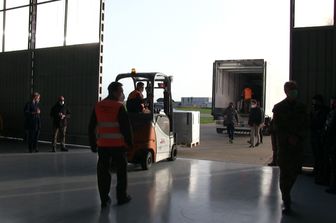 L'arrivo del vaccino di Astrazeneca a Pratica di Mare