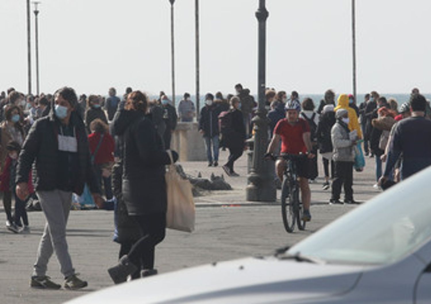 Assembramento a Ostia, complice la bella giornata