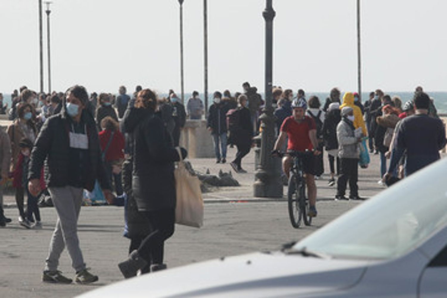 Assembramento a Ostia, complice la bella giornata
