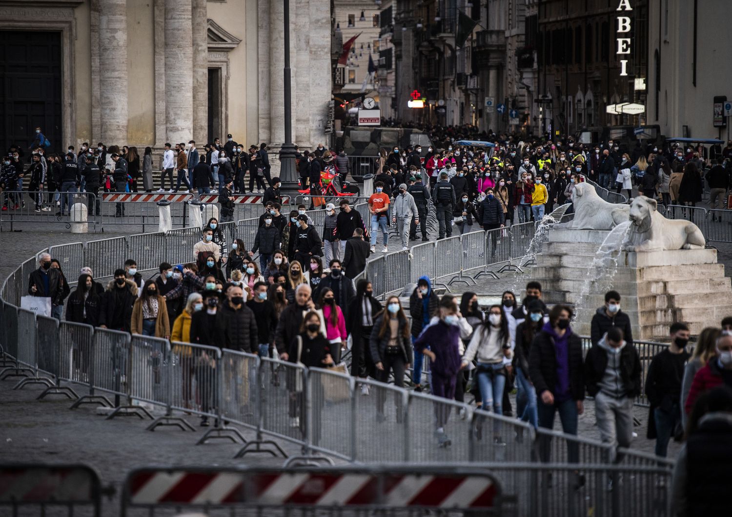 La folla a piazza del Popolo nel primo sabato giallo a Roma
