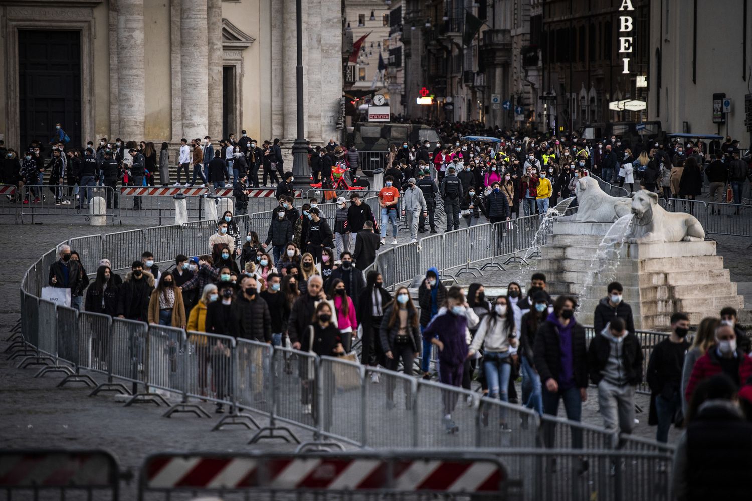 La folla a piazza del Popolo nel primo sabato giallo a Roma