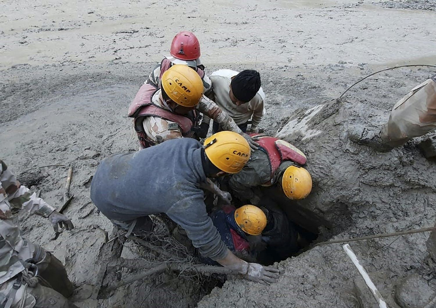 I soccorsi dopo il crollo del ghiacciaio sull'Himalaya&nbsp;