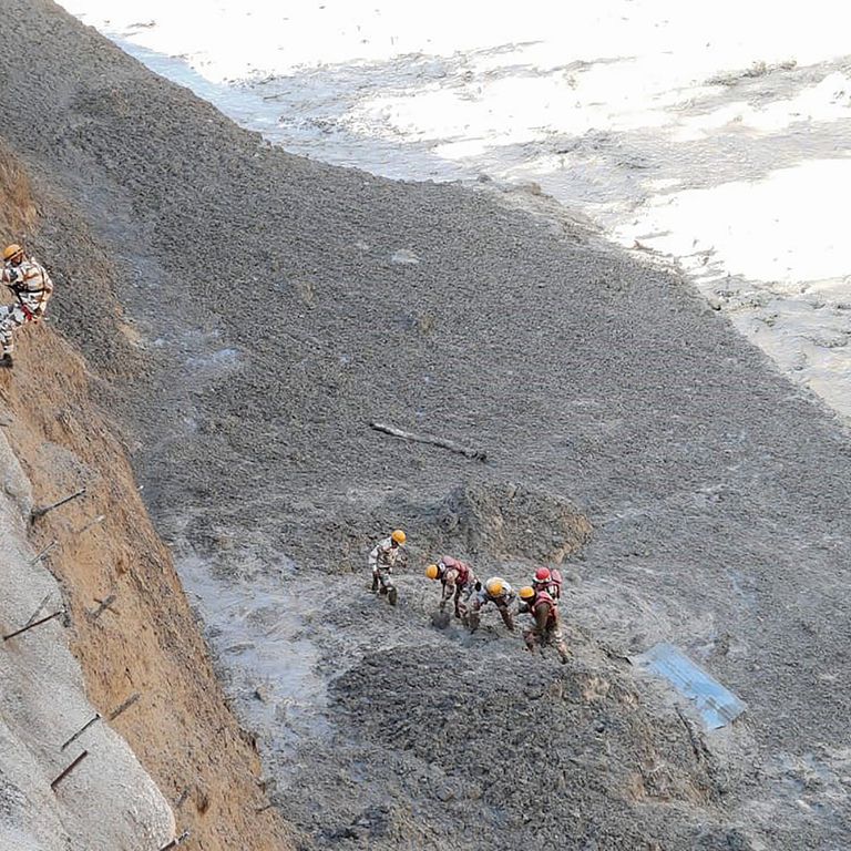I soccorsi dopo il disastro nel ghiacciaio in Himalaya