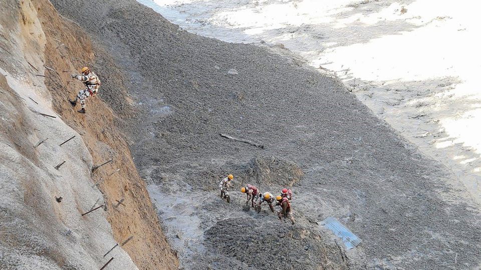 I soccorsi dopo il disastro nel ghiacciaio in Himalaya