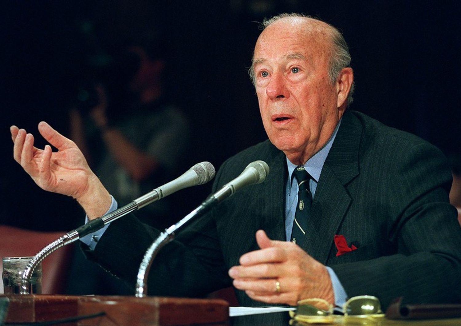 George Shultz in un'audizione in Senato nel 2000