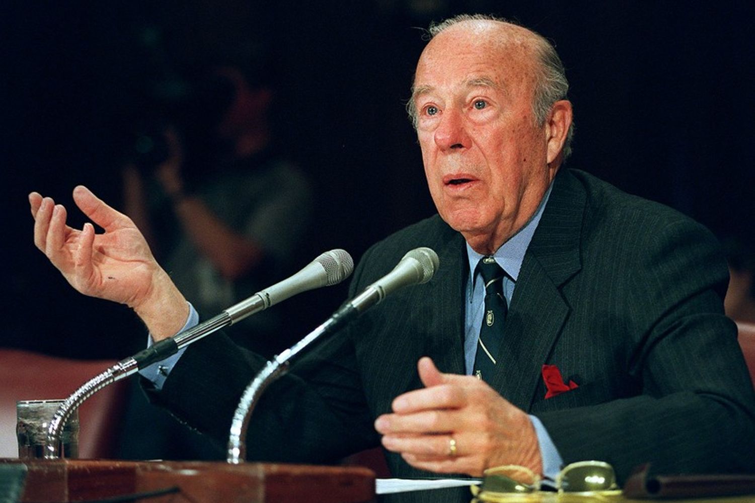George Shultz in un'audizione in Senato nel 2000