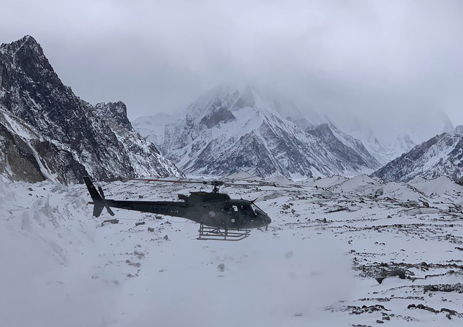 Un elicottero dell'esercito pakistano impegnato nelle ricerche degli alpinisti dispersi sul K2