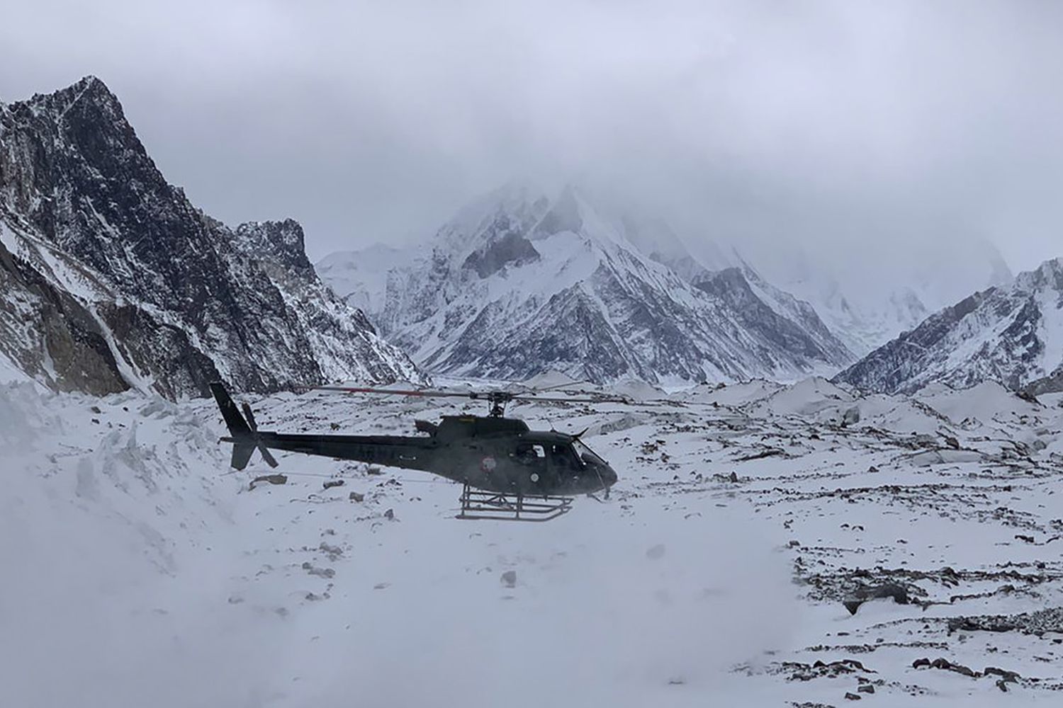 Un elicottero dell'esercito pakistano impegnato nelle ricerche degli alpinisti dispersi sul K2