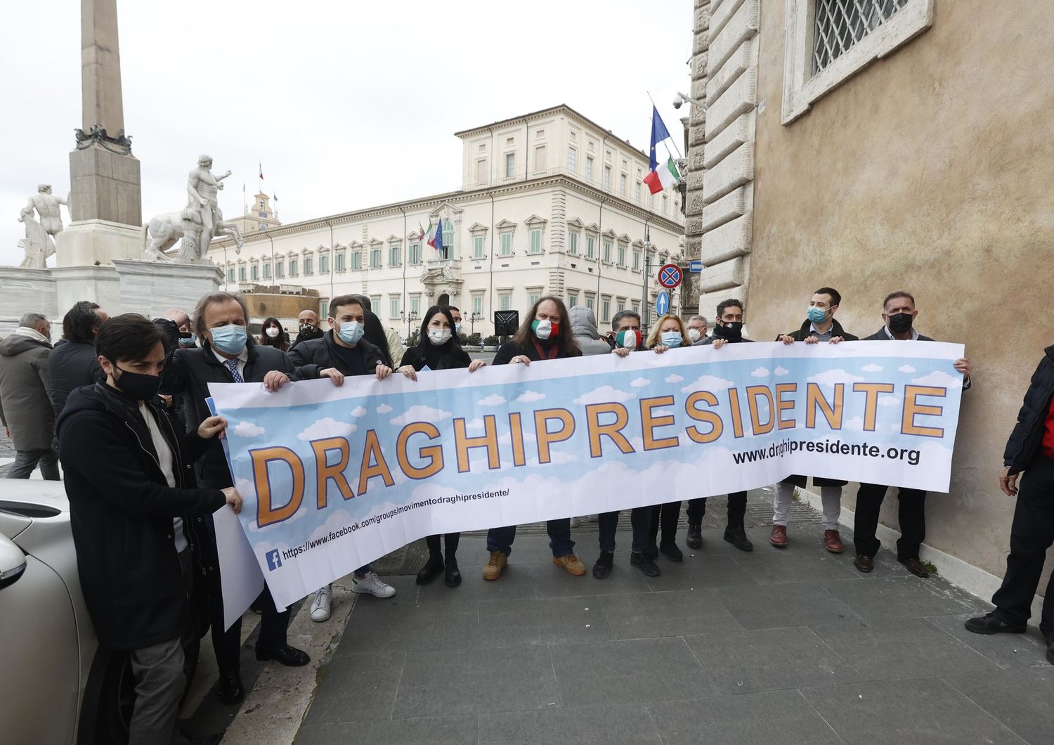 Un gruppo di sostenitori del Movimento Draghi Presidente nei pressi del Quirinale&nbsp;