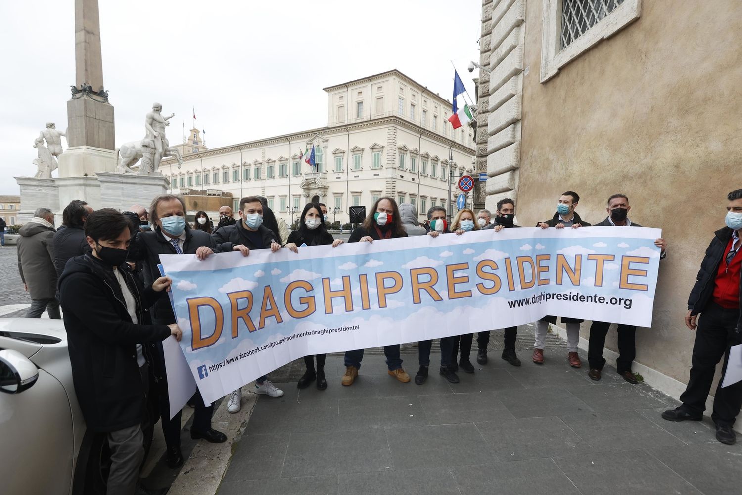 Un gruppo di sostenitori del Movimento Draghi Presidente nei pressi del Quirinale&nbsp;