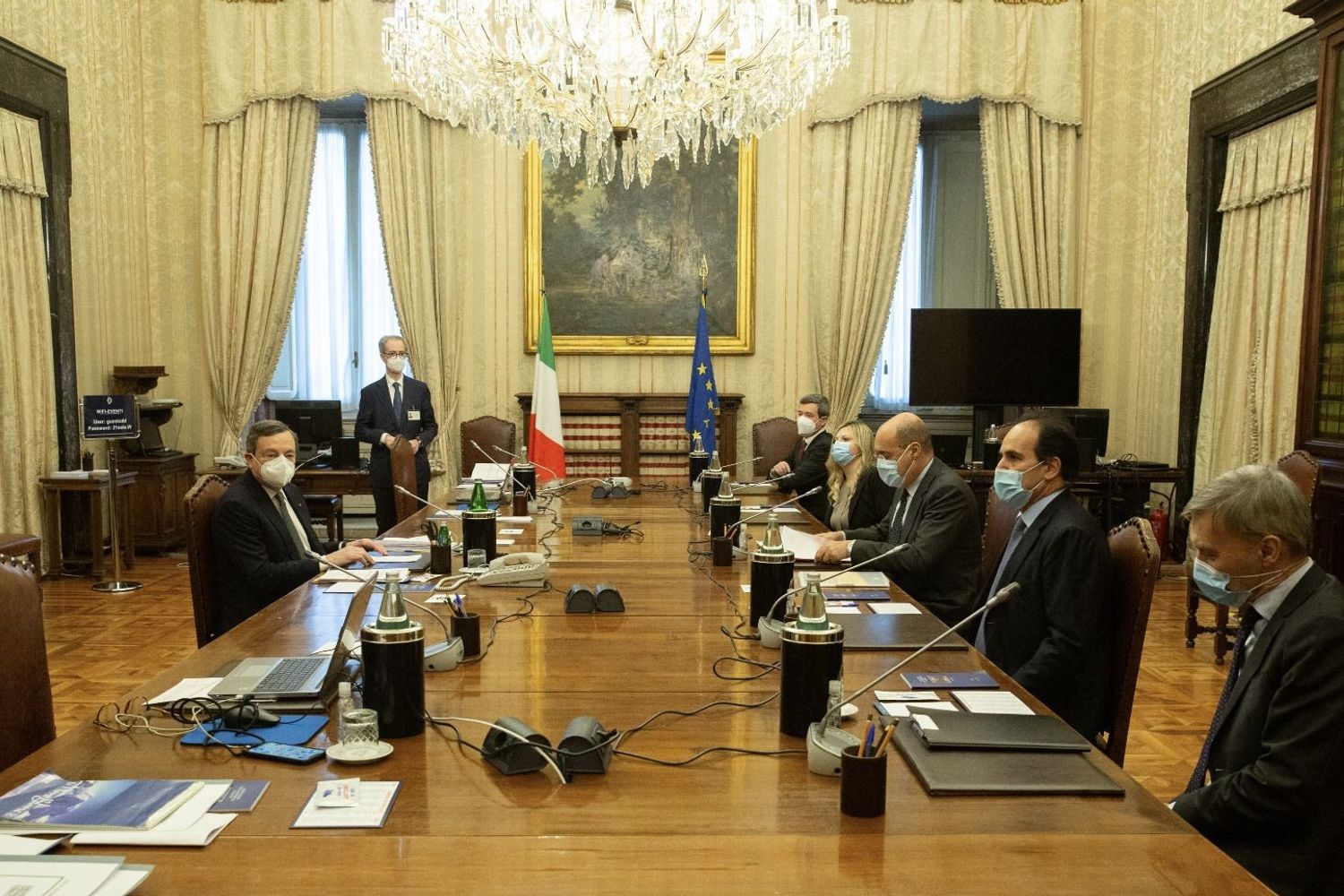 Mario Draghi durante le consultazioni col Partito democratico