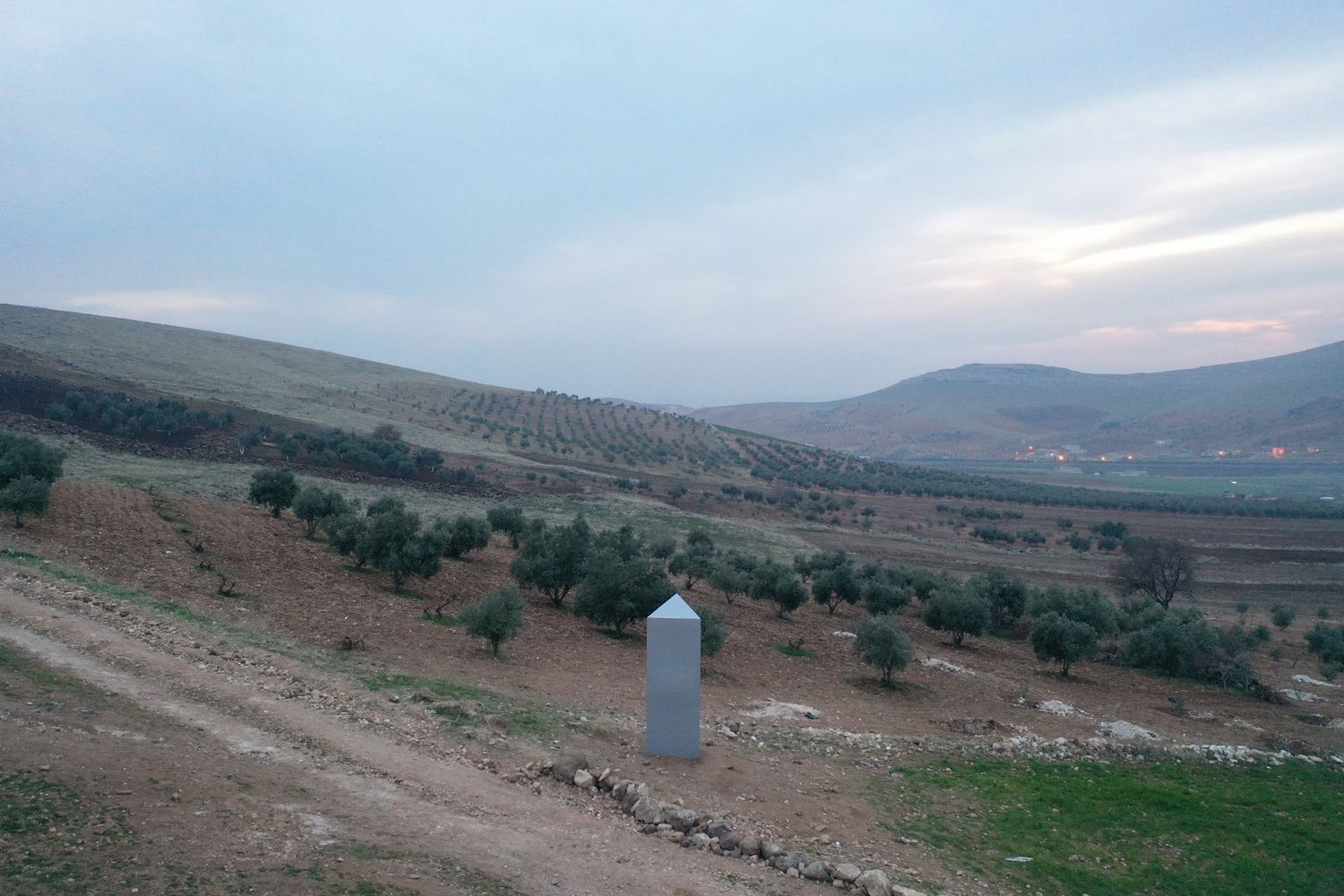 Il misterioso monolite metallico apparto in Turchia