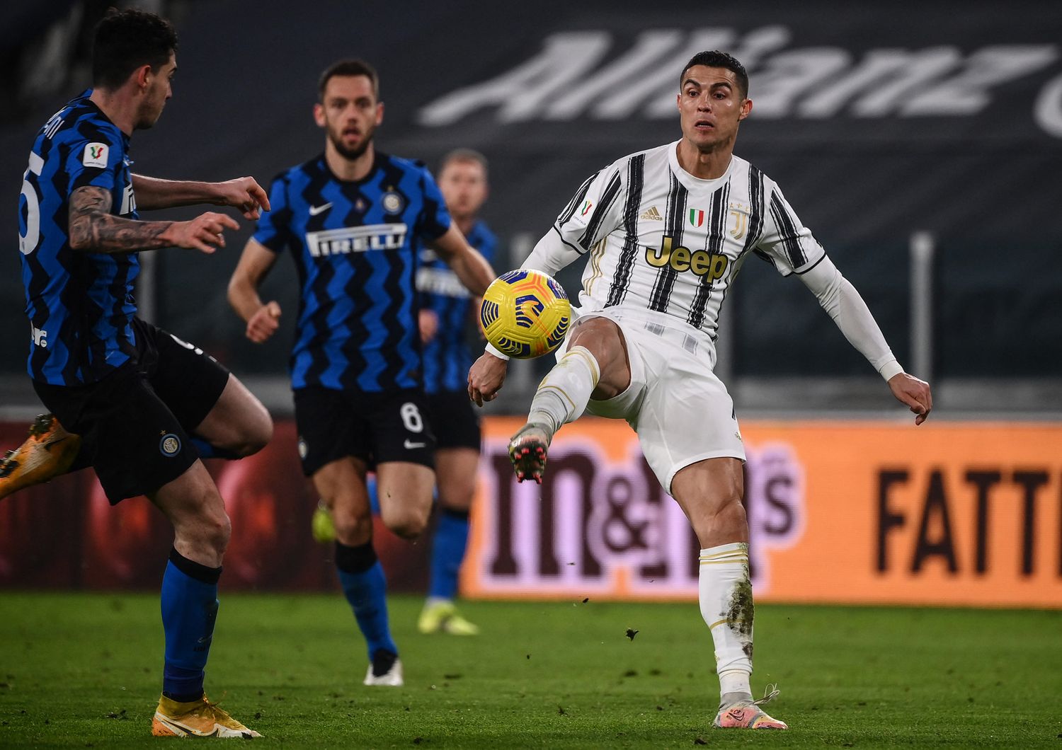 Ronaldo durante un contrasto nella semifinale di Coppa Italia Juventus-Inter