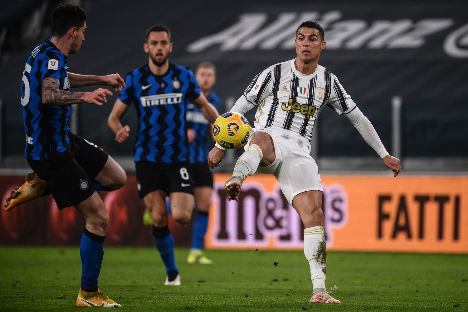 Ronaldo durante un contrasto nella semifinale di Coppa Italia Juventus-Inter