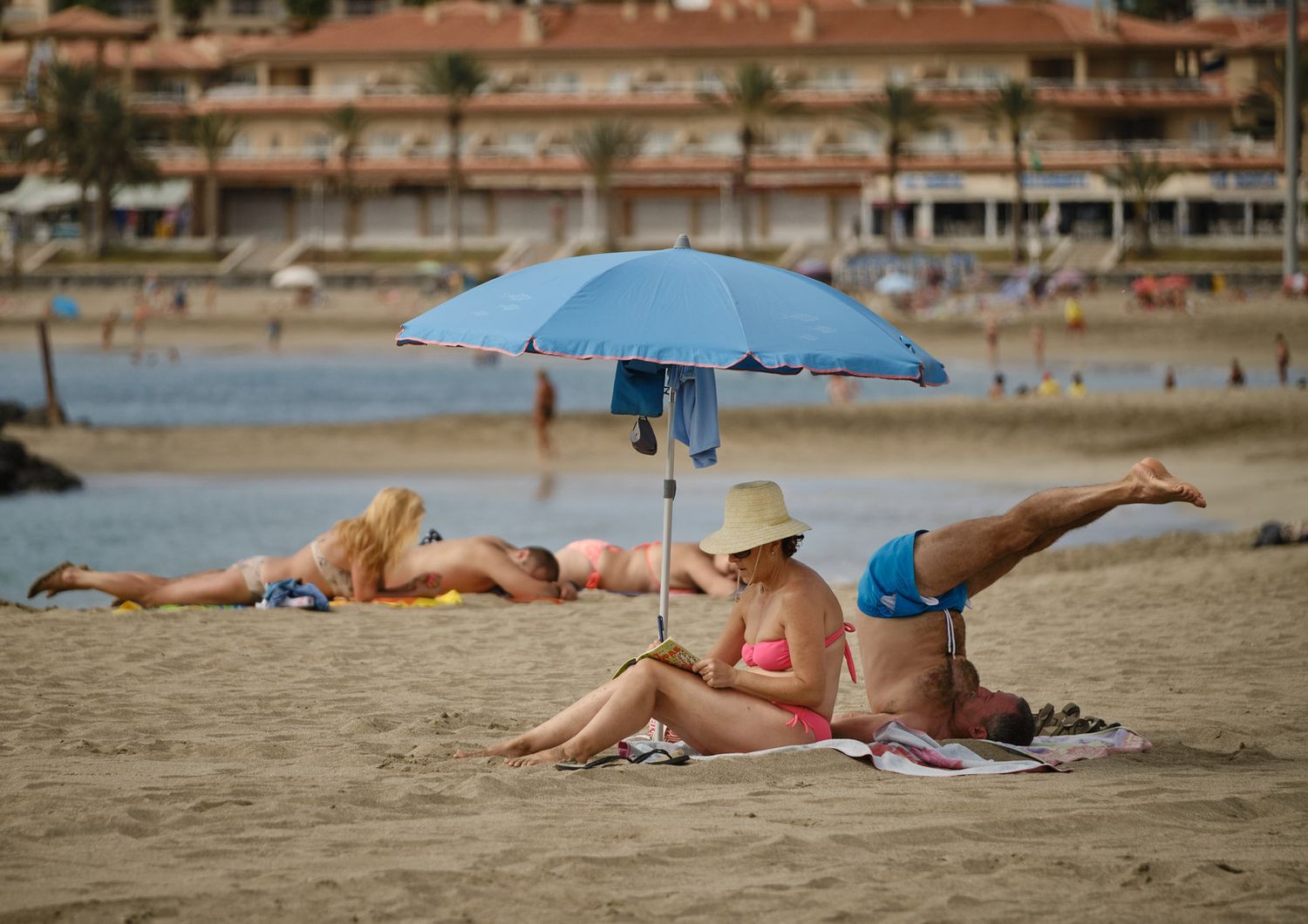 Turisti britannici su una spiaggia delle Canarie
