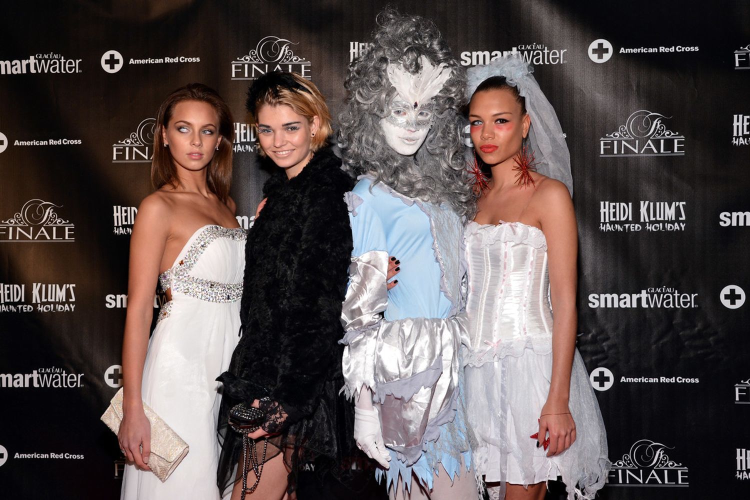 Kasia Lenhardt, prima da sinistra, con altre modelle&nbsp;