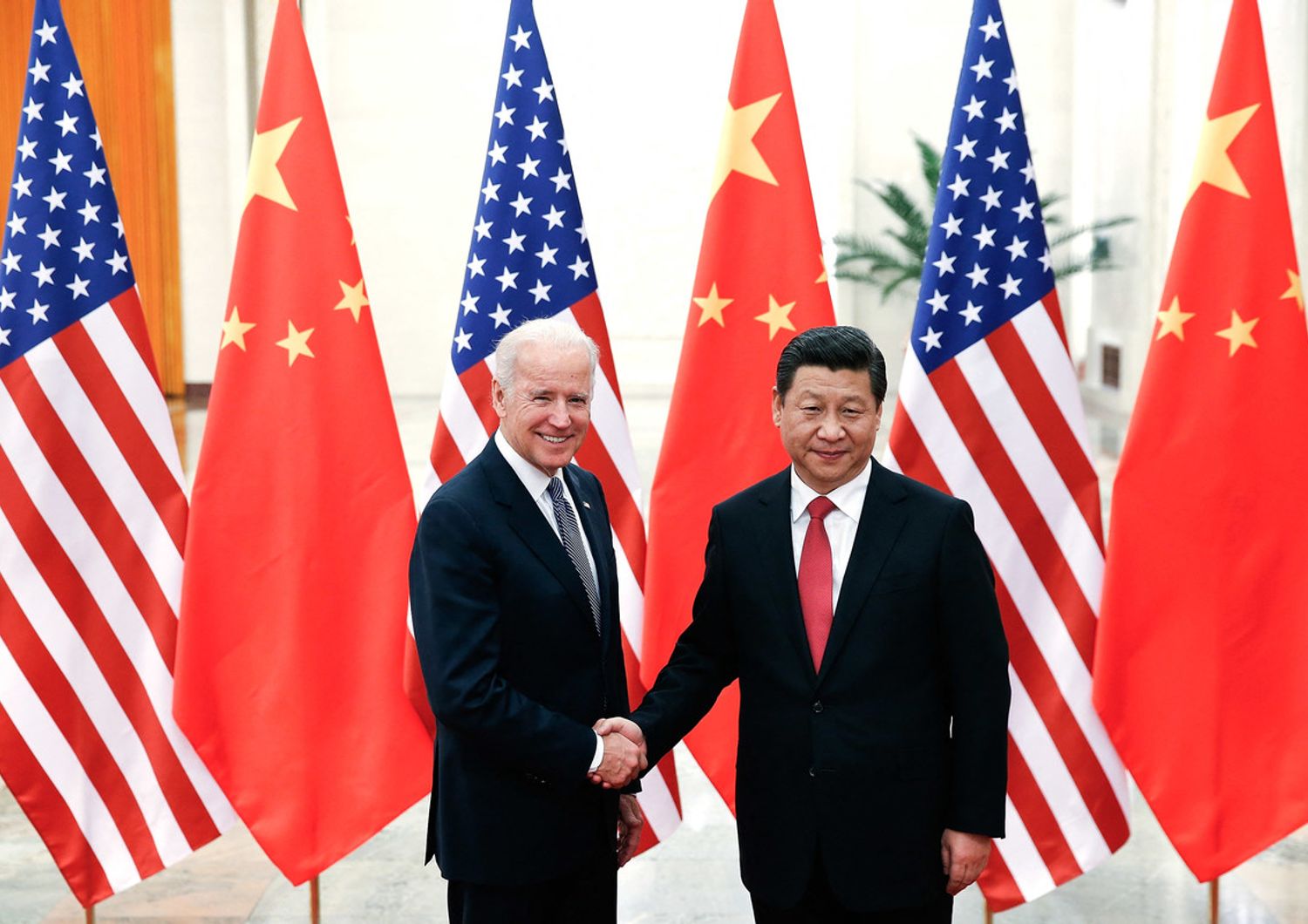 In questa foto d'archivio, un incontro tra Biden e Xi nel 2013 a Pechino