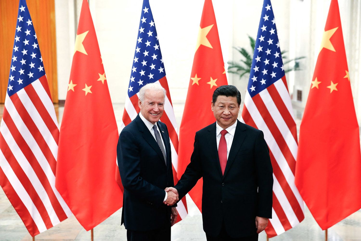 In questa foto d'archivio, un incontro tra Biden e Xi nel 2013 a Pechino