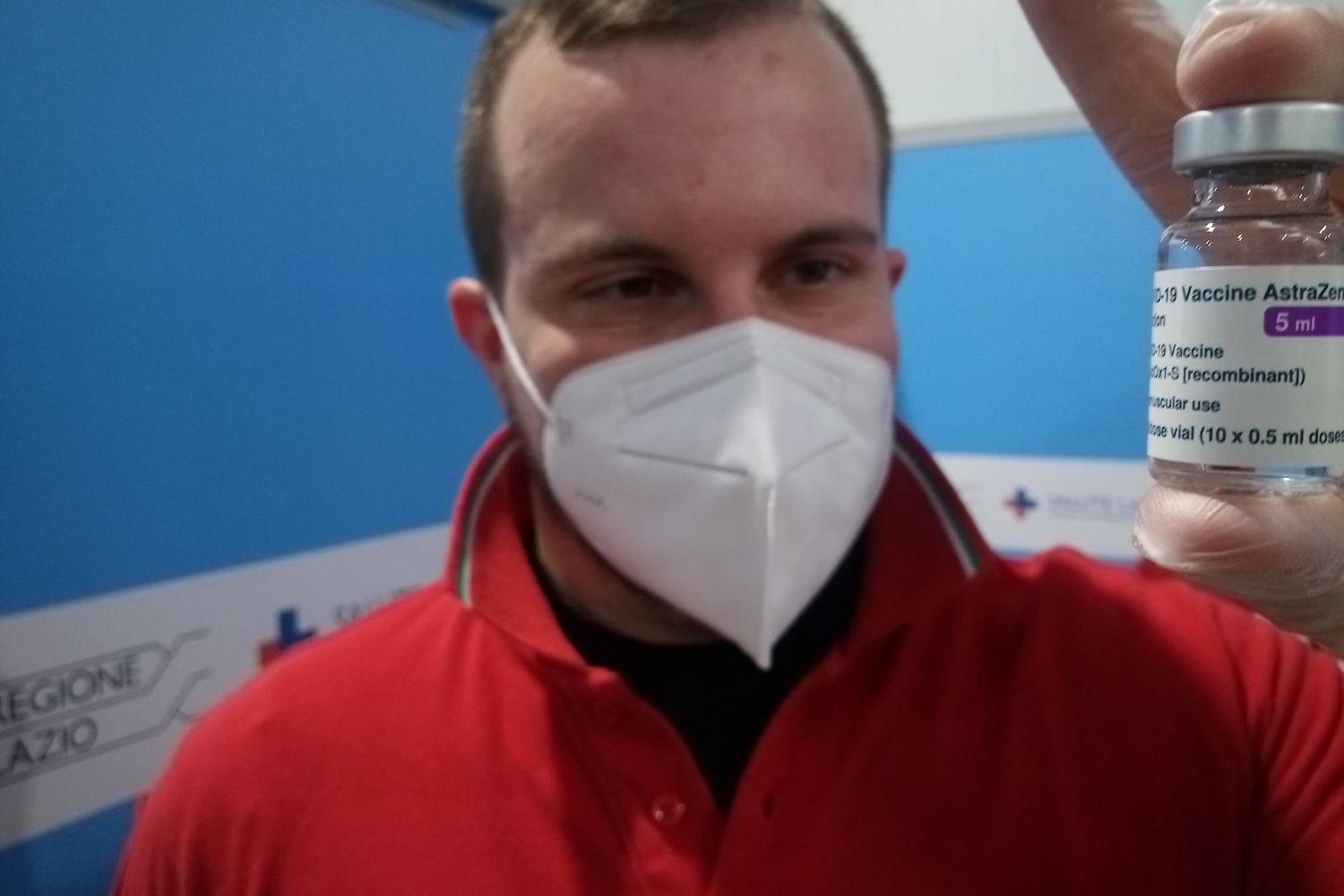 Una dose del vaccino AstraZeneca nel centro di somministrazione di Fiumicino