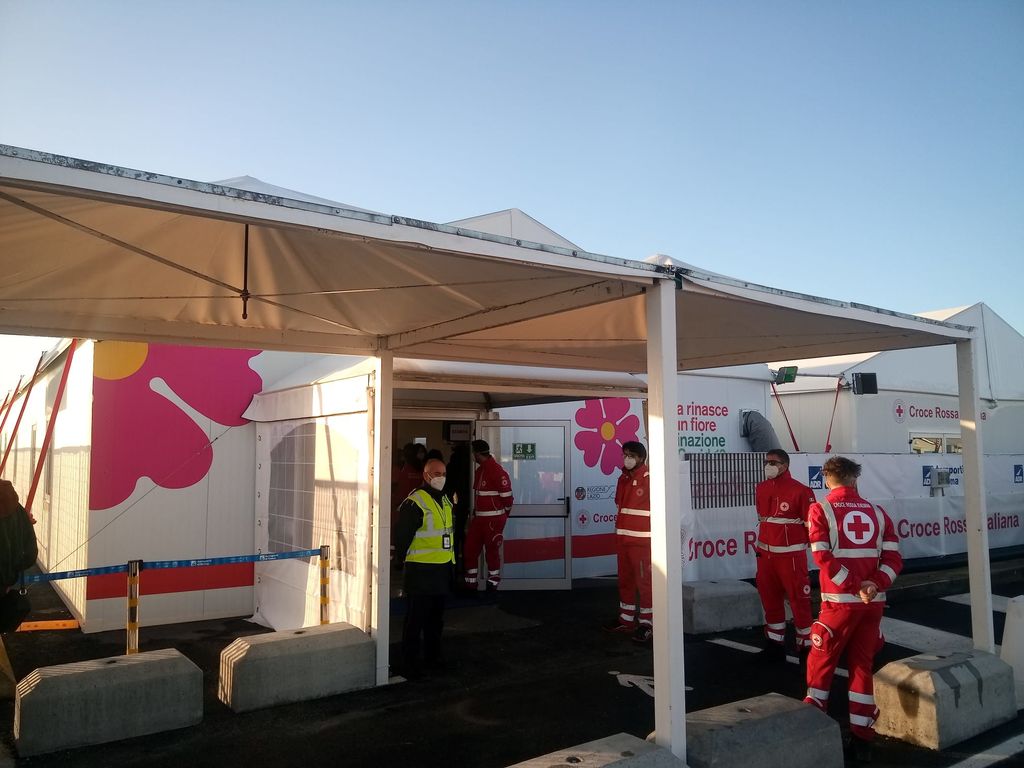 Il centro vaccinale dell'aeroporto di Fiumicino