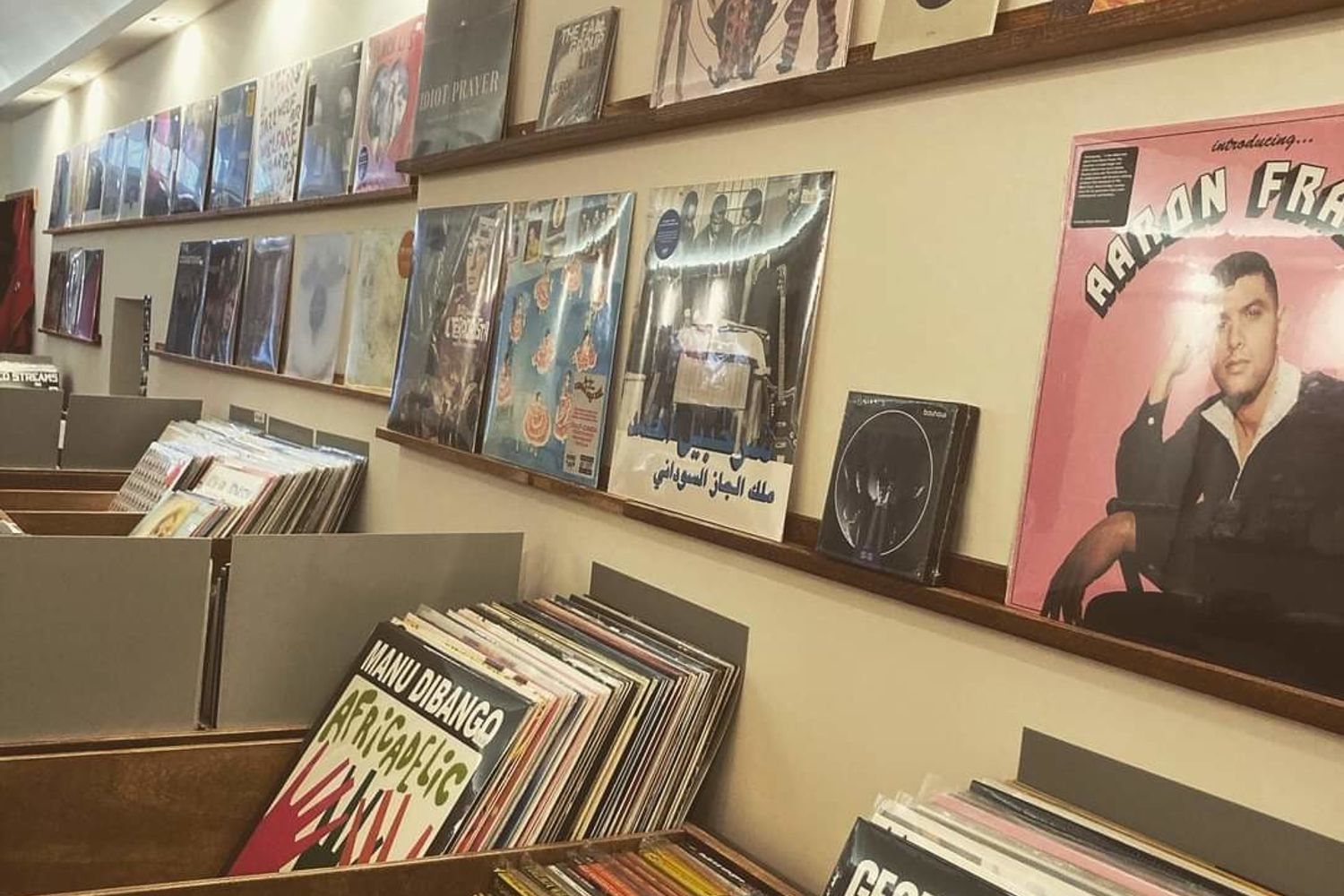 Dischi in esposizione nel nuovo negozio di Cagliari