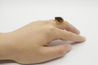 anello dispositivo trasforma corpo in batteria