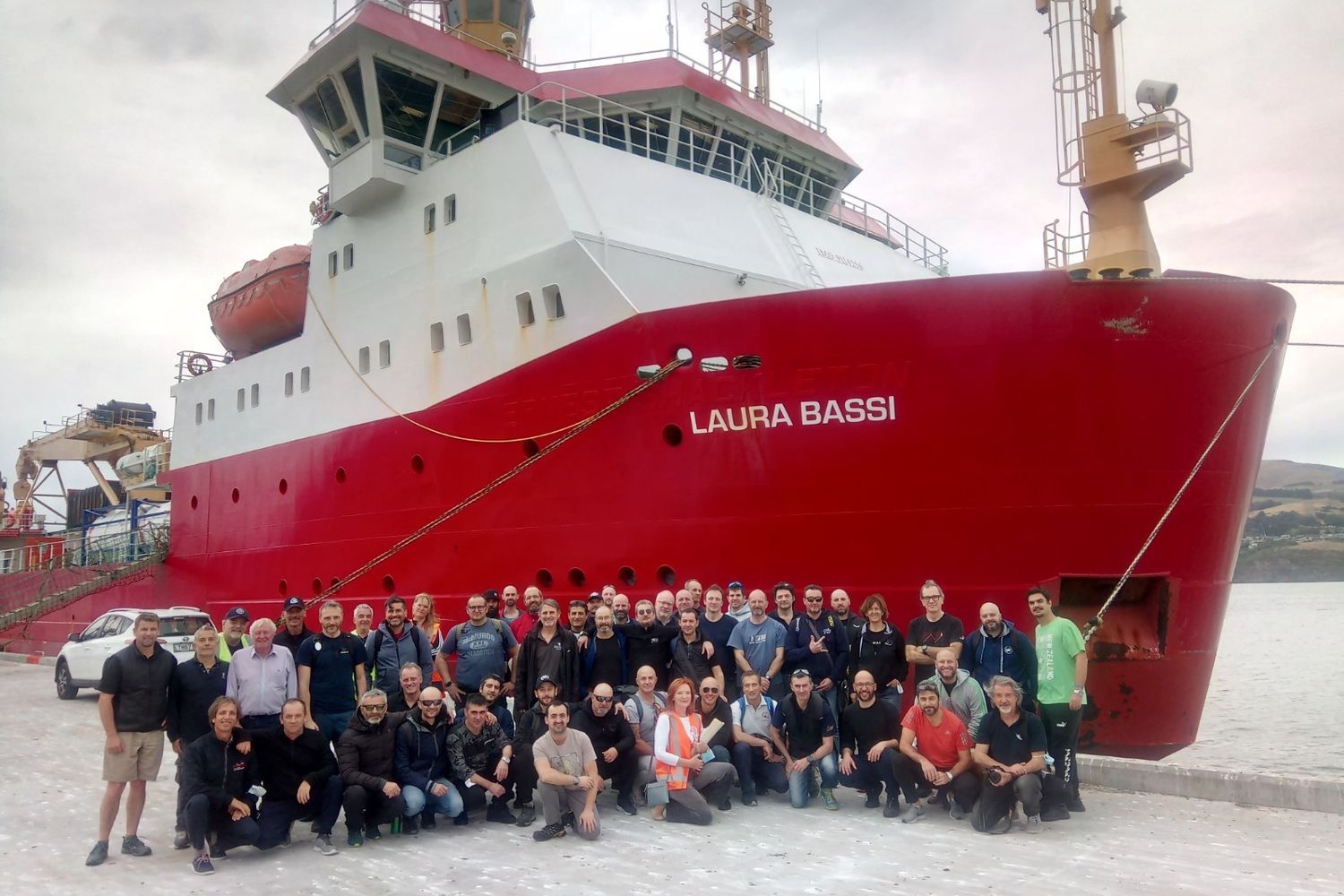 Il gruppo al momento dello sbarco dalla &ldquo;Laura Bassi&rdquo; nel porto di Lyttelton in Nuova Zelanda