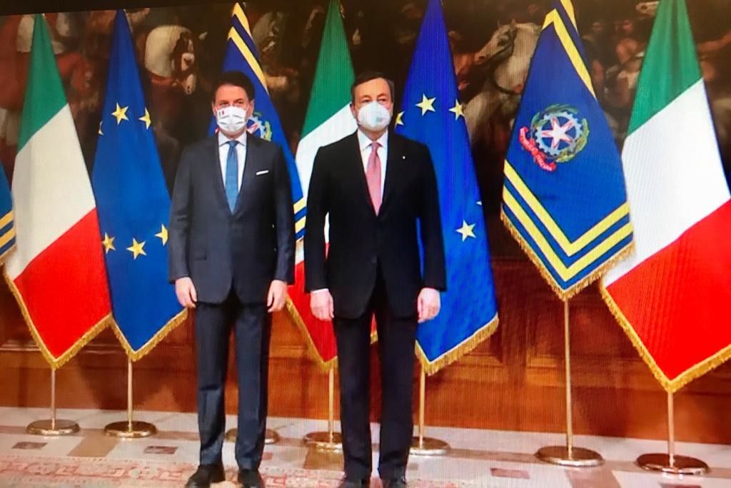 Giuseppe Conte e Mario Draghi dopo la cerimonia della campanella