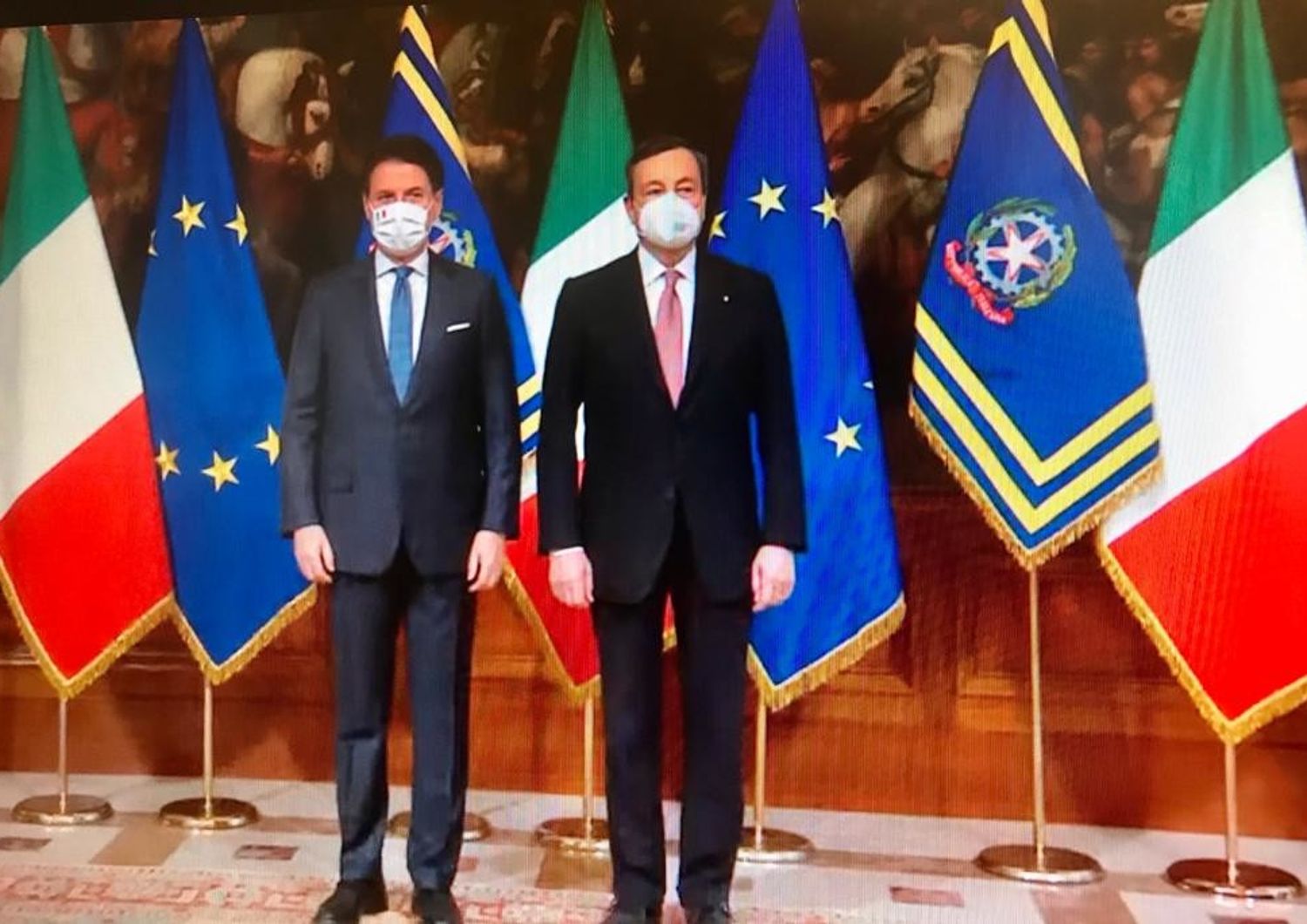 Giuseppe Conte e Mario Draghi dopo la cerimonia della campanella