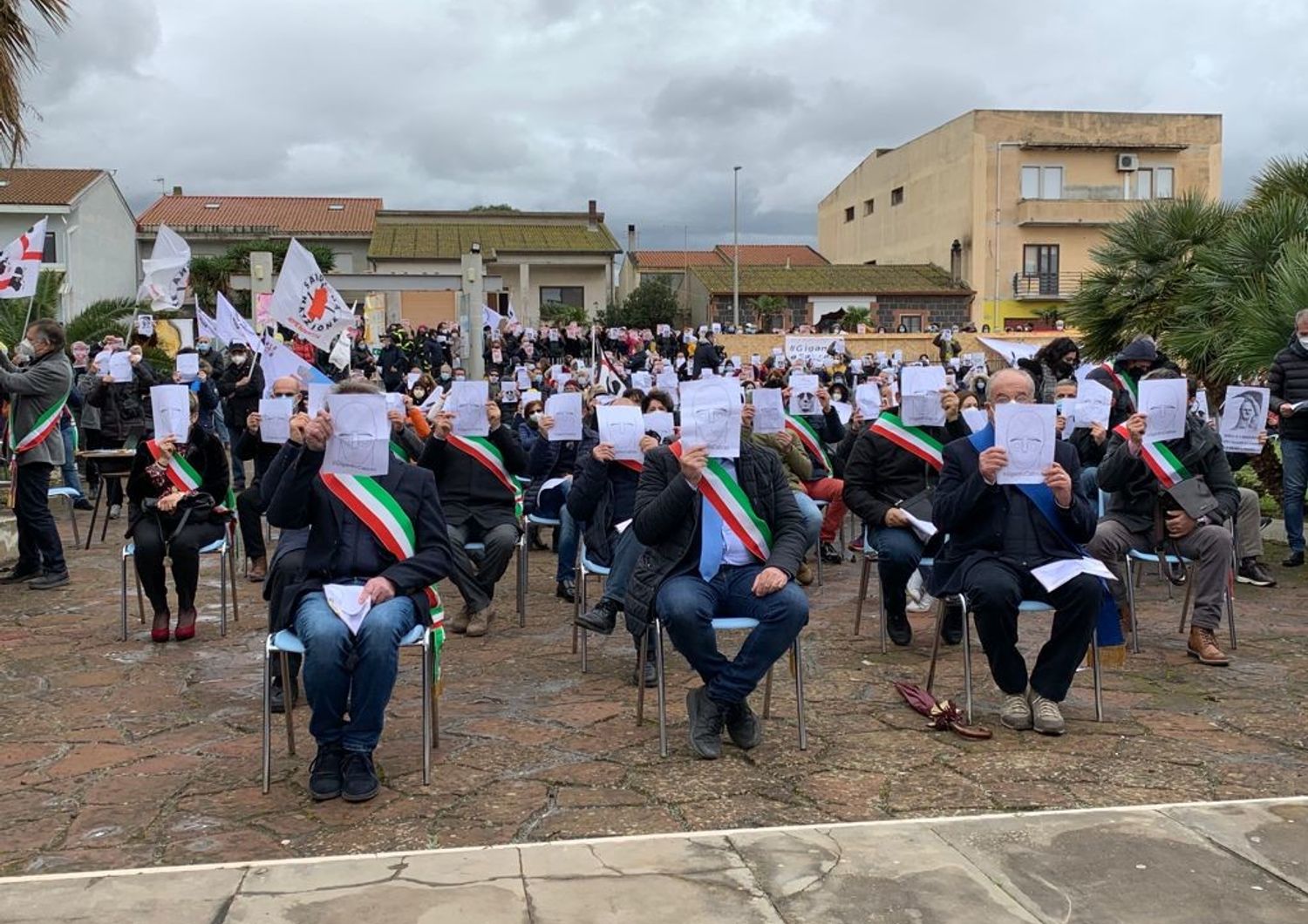 Il sit-in dei sindaci dell'Oristanese a Cabras