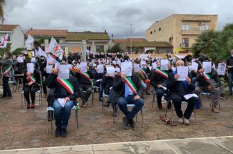 Il sit-in dei sindaci dell'Oristanese a Cabras