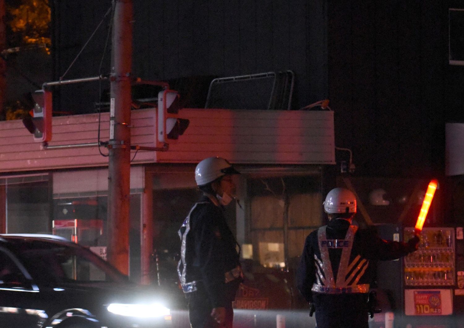 Forze dell'ordine in strada a Kawasaki dopo il blackout causato dal sisma