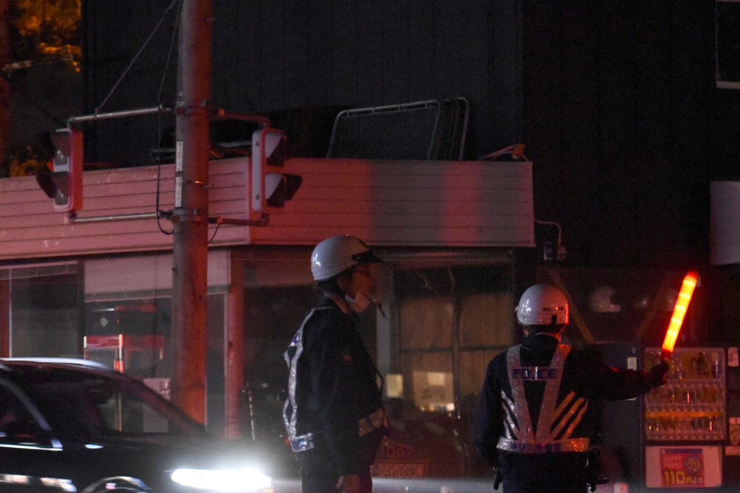 Forze dell'ordine in strada a Kawasaki dopo il blackout causato dal sisma