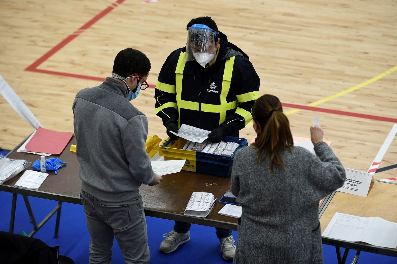 Consegna delle schede arrivate per posta in un seggio elettorale a Barcellona &nbsp;
