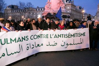 Lo scrittore ebreo di origine polacca Marek Haltar, con la barba, a una manifestazione&nbsp;