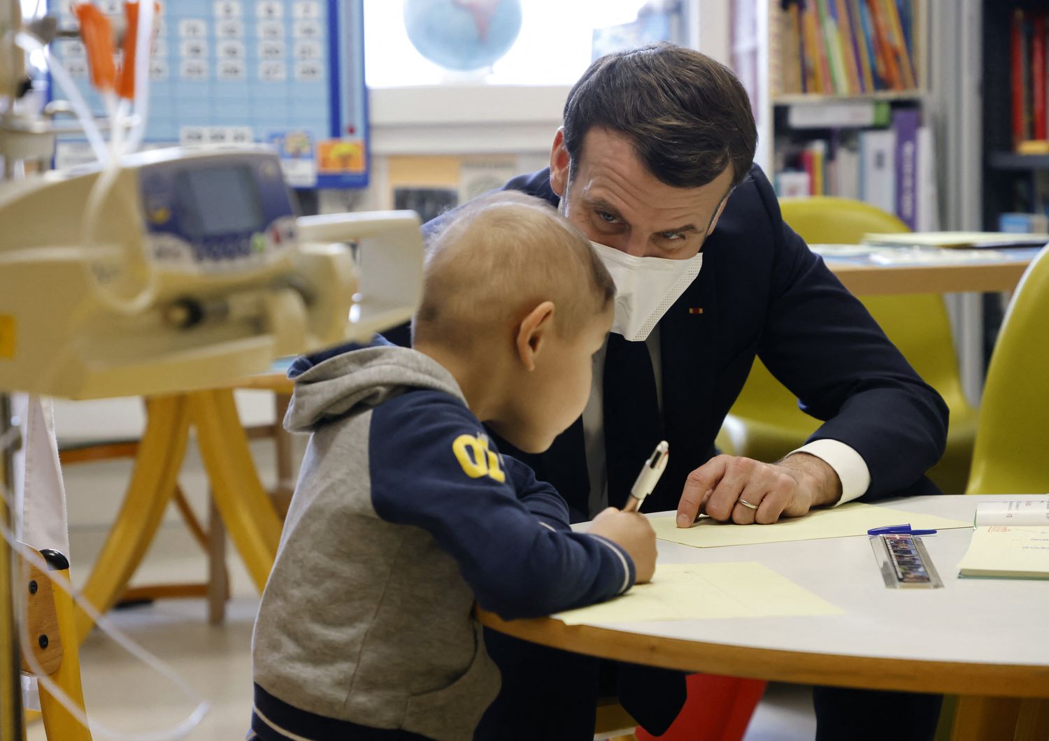 Il presidente Emmanuel Macron in una scuola francese