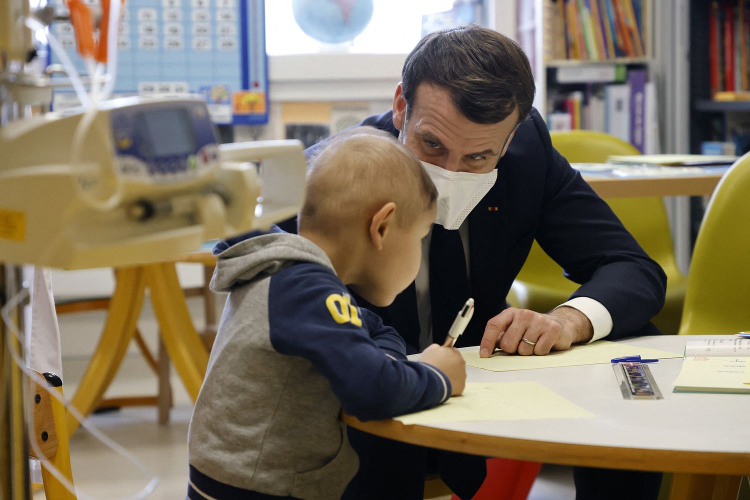 Il presidente Emmanuel Macron in una scuola francese