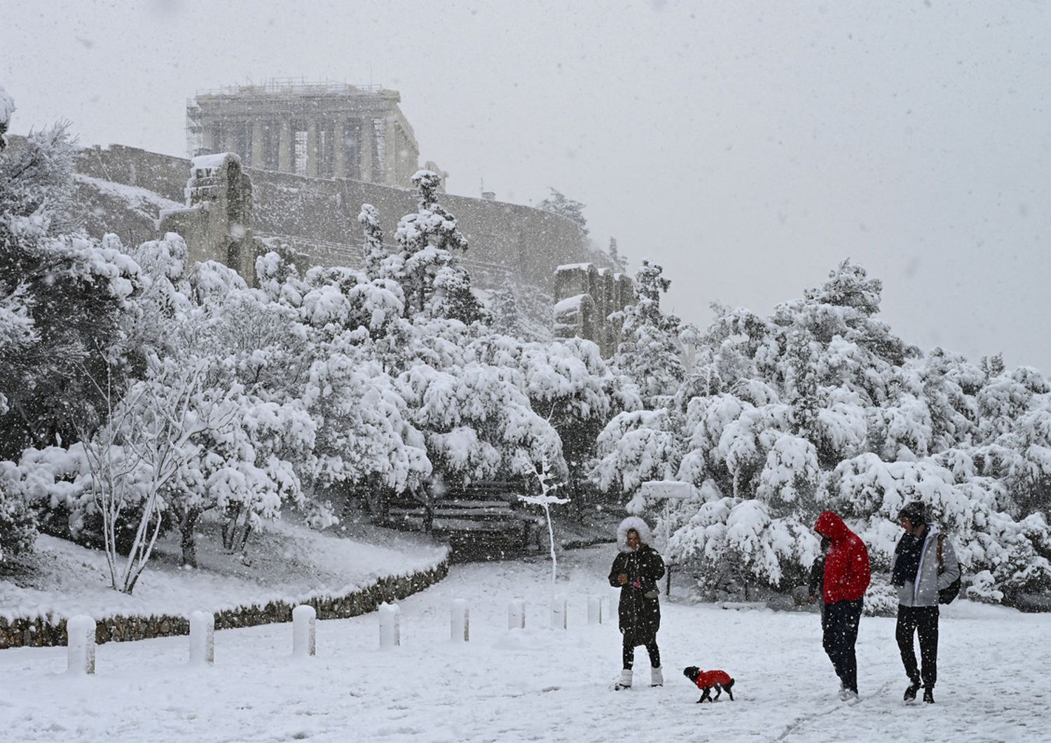 L'Acropoli di Atene imbiancata dalla neve