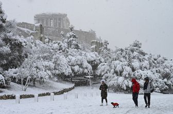 L'Acropoli di Atene imbiancata dalla neve