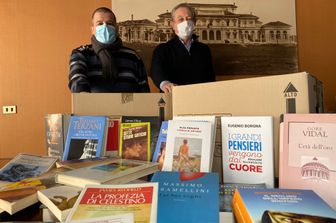 scrittore crocifisso dentello regala 1000 libri in nome mamma a malati cancro