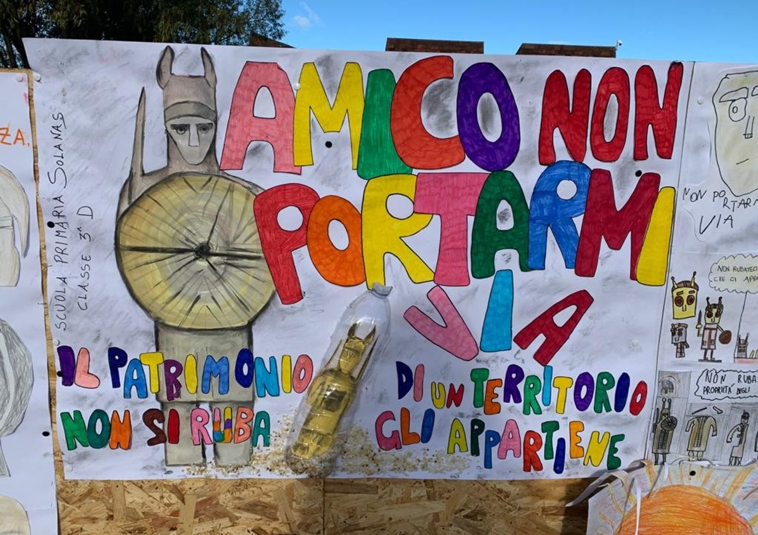 &nbsp;I disegni dei bambini di Cabras davanti al museo in occasione di una recente protesta