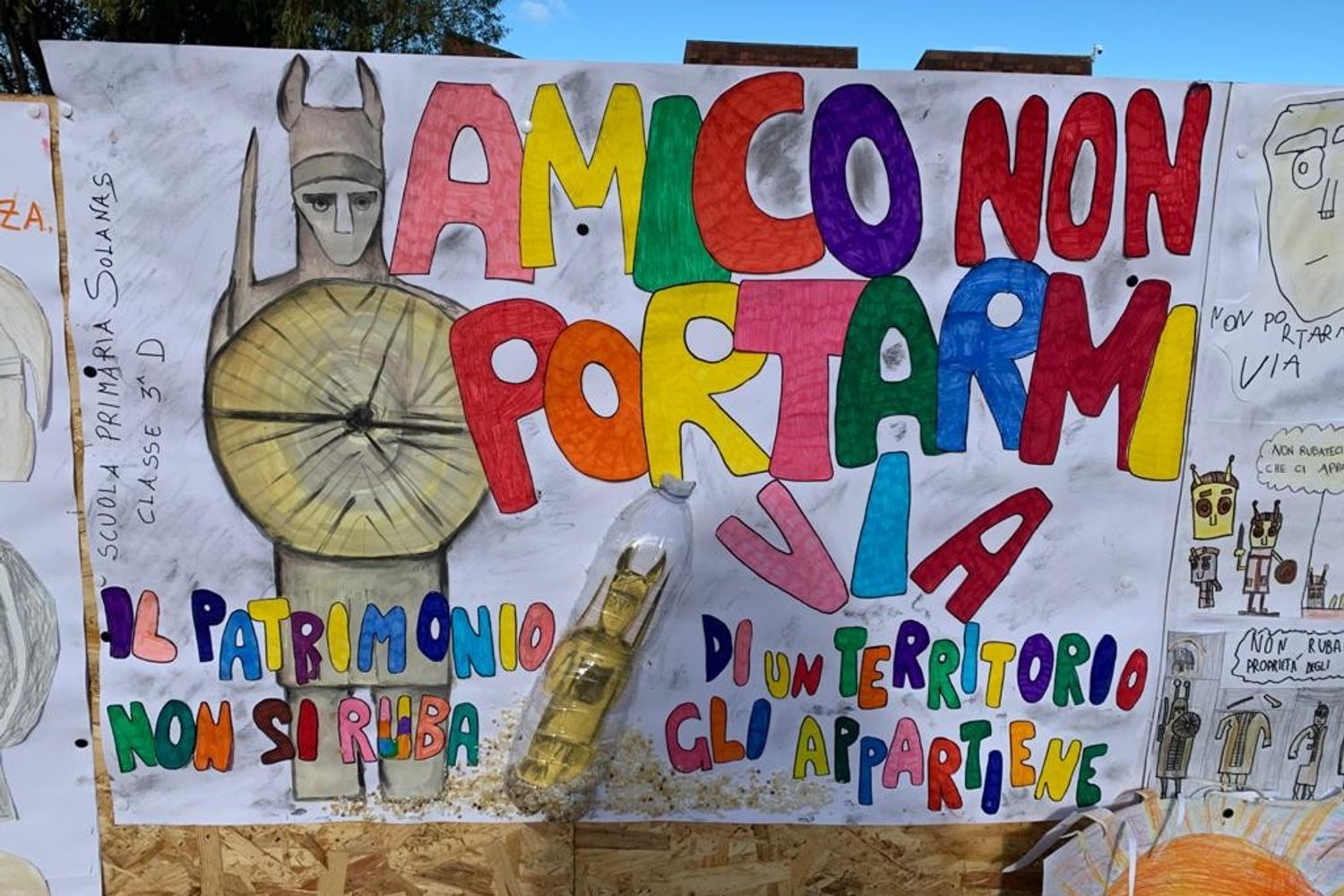 &nbsp;I disegni dei bambini di Cabras davanti al museo in occasione di una recente protesta