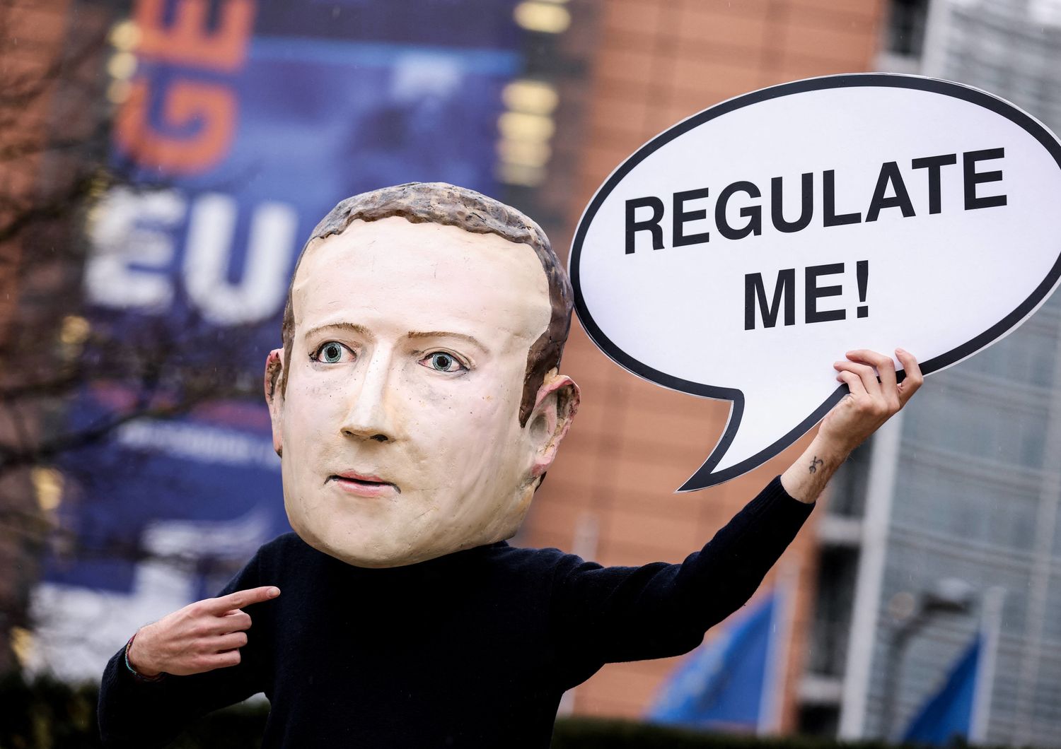 Una manifestazione contro Mark Zuckerberg