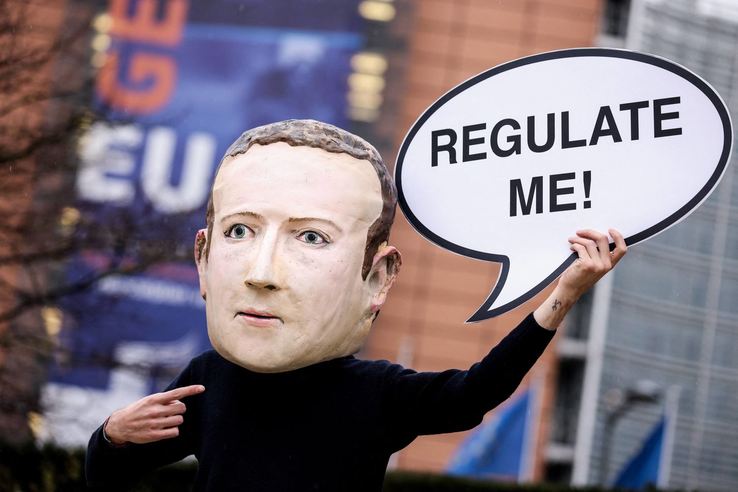 Una manifestazione contro Mark Zuckerberg
