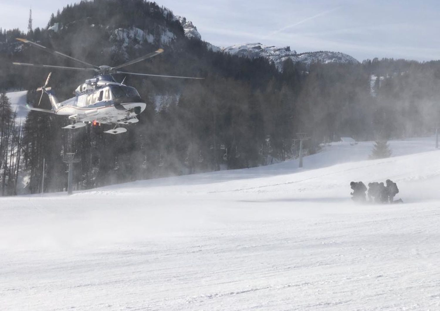 Un elicottero della polizia impegnato in un soccorso sulla neve&nbsp;