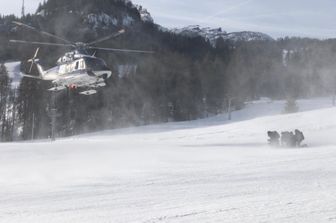 Un elicottero della polizia impegnato in un soccorso sulla neve&nbsp;