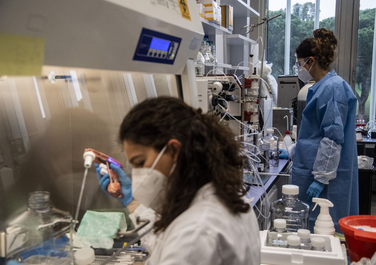 Vaccino: ricercatori al lavoro nella sede di Reithera alle porte di Roma
