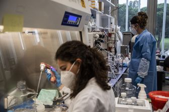 Vaccino: ricercatori al lavoro nella sede di Reithera alle porte di Roma