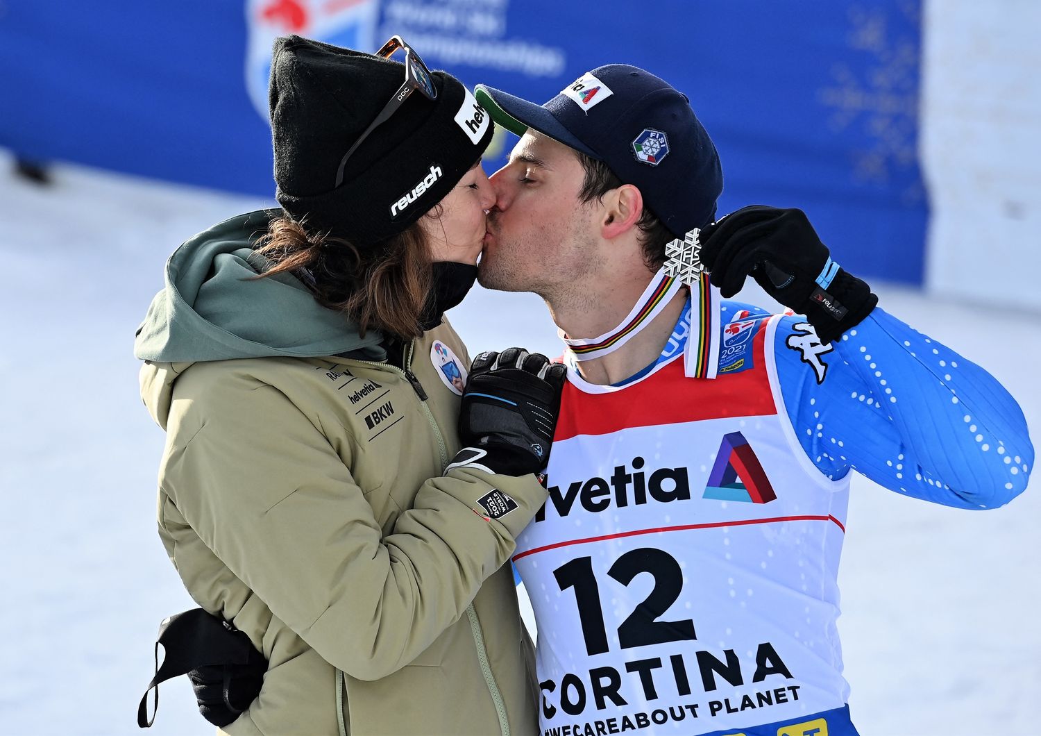 La sciatrice svizzera Michelle Gisin bacia il fidanzato Luca De Aliprandini, argento mondiale &nbsp;
