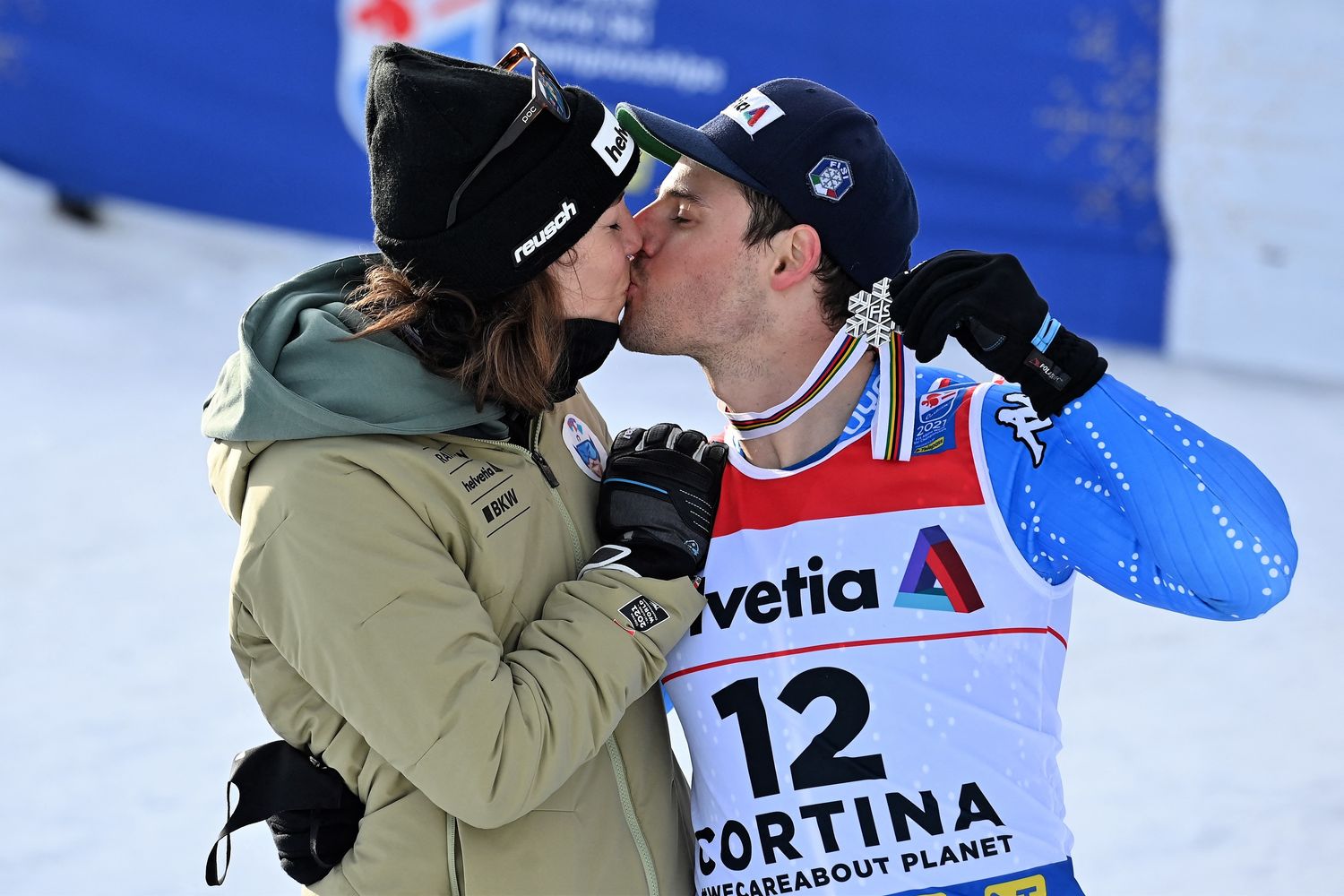 La sciatrice svizzera Michelle Gisin bacia il fidanzato Luca De Aliprandini, argento mondiale &nbsp;